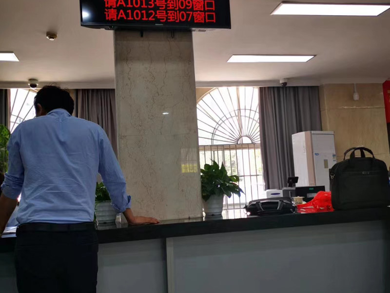 承包地作物被鏟，原因是女子結婚后就沒有承包本村土地權利？閔行區律師：必須維權！