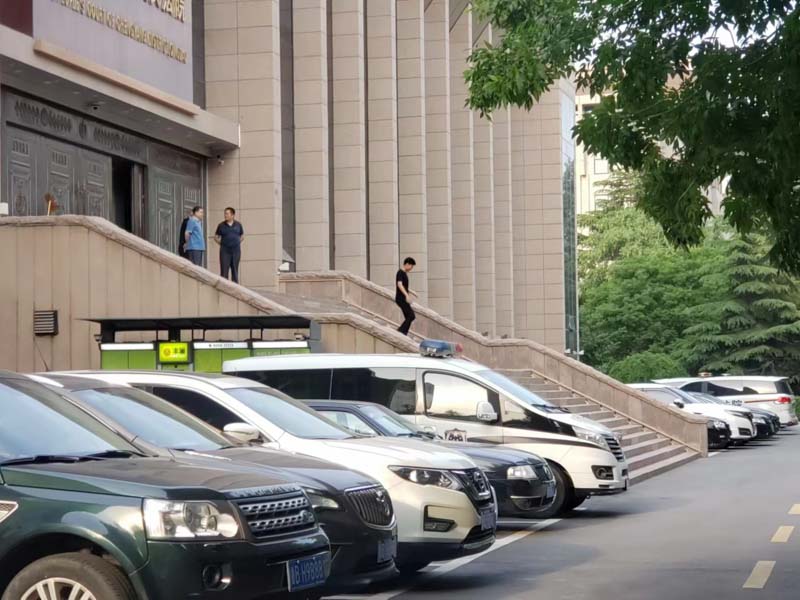 當合法建造的養(yǎng)殖場被強制拆遷后怎么辦？崇明律師：可以要求這些賠償